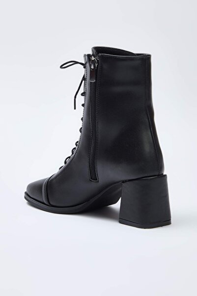 TRENDYOL SHOES Czarne sznurowane botki damskie z kwadratowym noskiem i blokowym obcasem TAKAW26BO00074