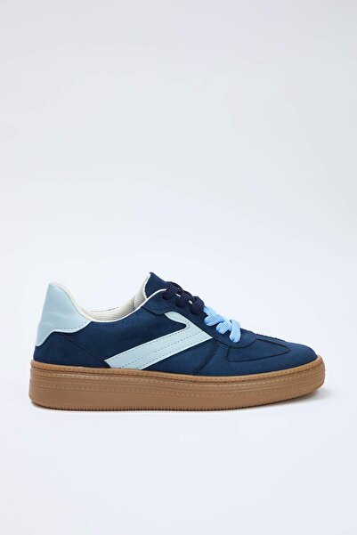 TRENDYOL SHOES Marineblaue, zweifarbige Retro-Sportschuhe für Damen mit zwei Schnürsenkeln TAKSS25SN00009