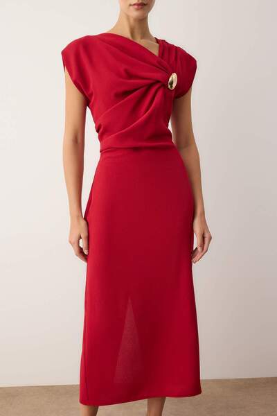 Trendyol Collection Rotes, schlichtes, gewebtes Midi-Kleid mit Accessoire-Detail TWOAW26EL00235