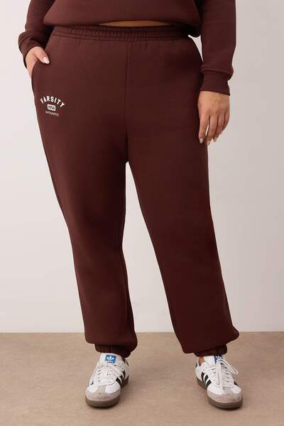 Trendyol Curve Καφέ σλόγκαν με στάμπα Regular Fit Σετ αθλητικής φόρμας με φλις εσωτερικά μεγάλου μεγέθους TBBAW26TS00004