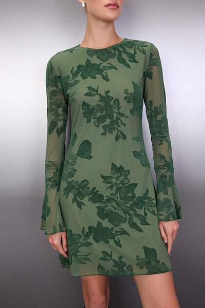 Trendyol Collection Ελαστικό πλεκτό φόρεμα με επένδυση από μίνι τούλι με στάμπα χακί TWOAW26EL00029