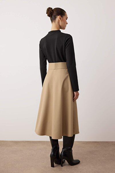 Trendyol Collection Černé midi šaty střihu A-Line/čajové barvy s páskem, spodní část z popelínového úpletu TWOAW26EL00222