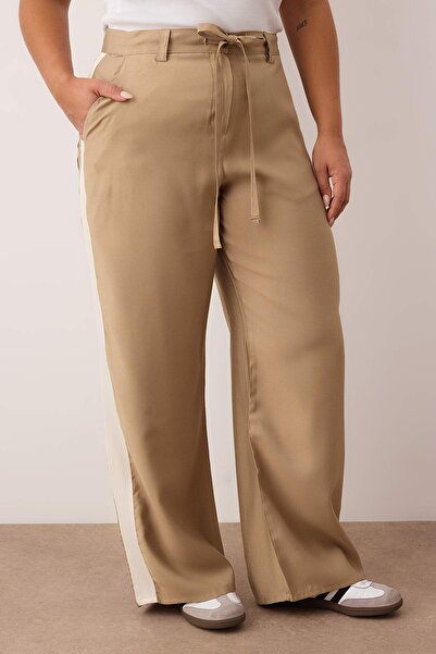 Trendyol Curve Μπεζ ελαστικό παντελόνι με κορδόνια στη μέση, υφαντό με εκρού πάνελ, μεγάλο μέγεθος TBBAW26AR00017