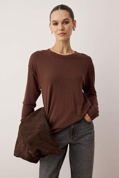 Trendyol Collection Необходими елементи от гардероба – Кафява тениска с облечена яка и удобна кройка | TWOAW26TS00010