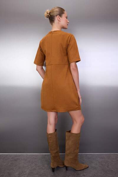 Trendyol Collection Světle hnědé šaty s detailem očkaře, krátké/mini pletené šaty s rovným střihem TWOAW26EL00202