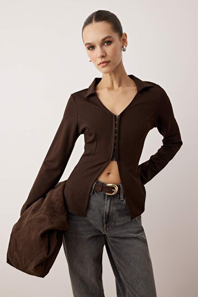 Trendyol Collection Καφέ πλεκτή μπλούζα με γιακά πόλο με αγκράφα/ελαστική πλεκτή μπλούζα TWOAW26BZ00038