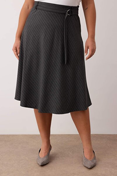 Trendyol Curve Fusta midi cu dungi cu centură antracit, țesută, mărime mare TBBAW26AZ00032