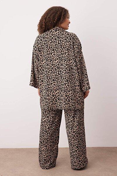 Trendyol Curve Καφέ εμπριμέ άνετο κοστούμι με ελαστικό κιμονό πλεκτό μεγάλου μεγέθους κάτω-πάνω σετ TBBSS25CP00030