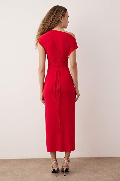 Trendyol Collection Rotes, figurbetontes Abendkleid mit verstellbarer Rückseite und Schnürung, Abschlussballkleid TPRSS25EL00137