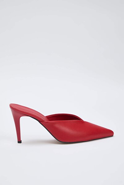TRENDYOL SHOES Červené klasické pantofle na podpatku s uzavřenou špičkou TAKAW26TO00017