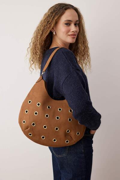 TRENDYOL SHOES Hellbraune Damen-Umhängetasche aus Wildleder mit Ösendetail TA...