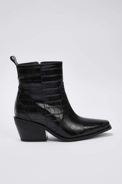 TRENDYOL SHOES Γυναικείες μπότες με μαύρο μυτερό μπλοκ με τακούνι 
 ΤΑΚΑ26ΒΟ00072