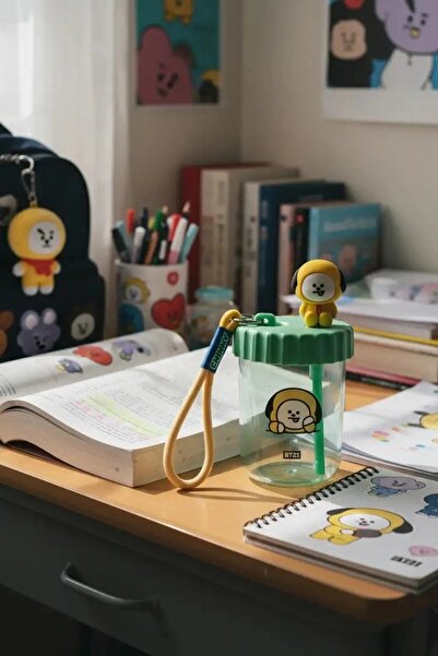 Miniso BT21 Lisanslı Süslemeli ve Askılı Plastik Şişe (520mL) - Chimmy