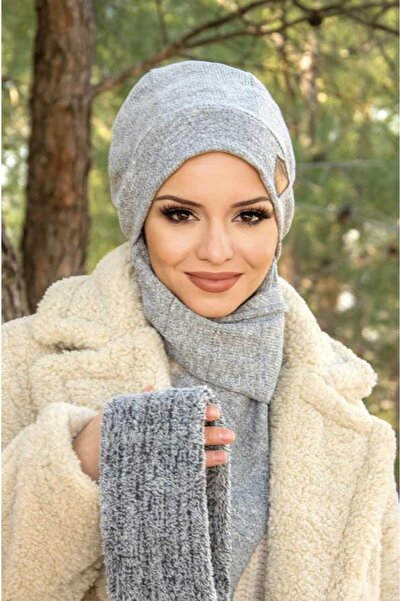 Aişe tesettür Μπερέ Τσόκορελ με γκρι ριγέ γούνινα αξεσουάρ