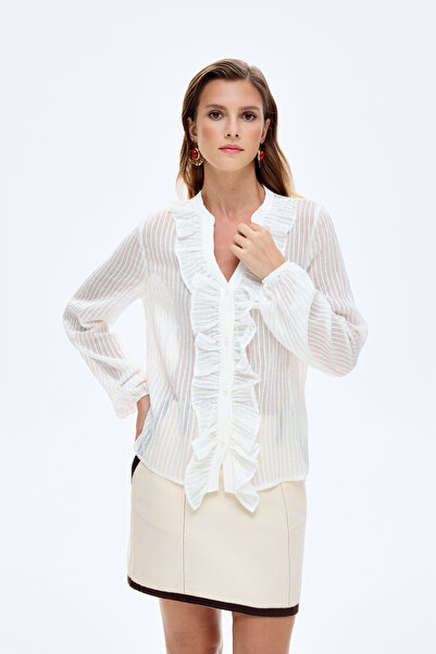 Quzu قميص شفاف برقبة على شكل حرف V مكشكش إكرو