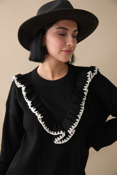 InStyle Μαύρο πλεκτό πουλόβερ - με βολάν και λεπτομέρεια ραφής