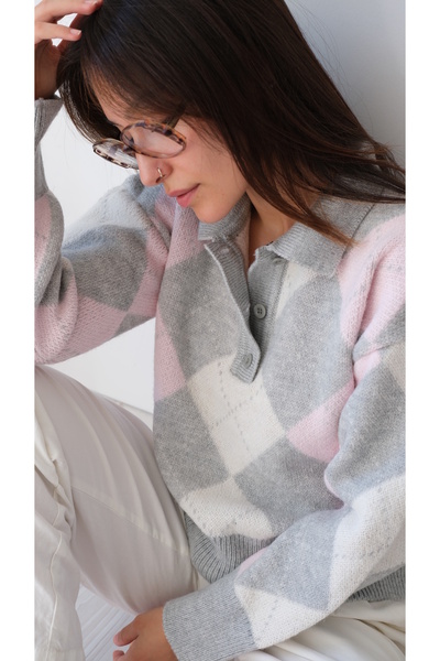 Butik Una Fiaba sivý sveter s jemnou textúrou a kosoštvorcovým vzorom pre ženy