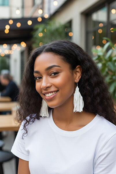 maia Kadın Gümüş Renk Püsküllü Sallantılı Küpe – Beyaz Kot Kumaş Tasarım