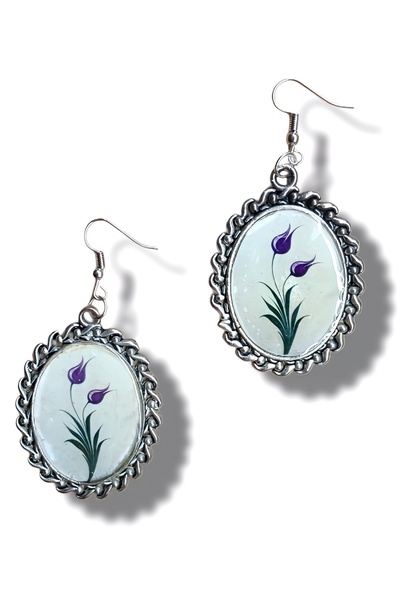 maia Kadın Gümüş Renk Sallantılı Küpe – Lale Desenli Tasarım