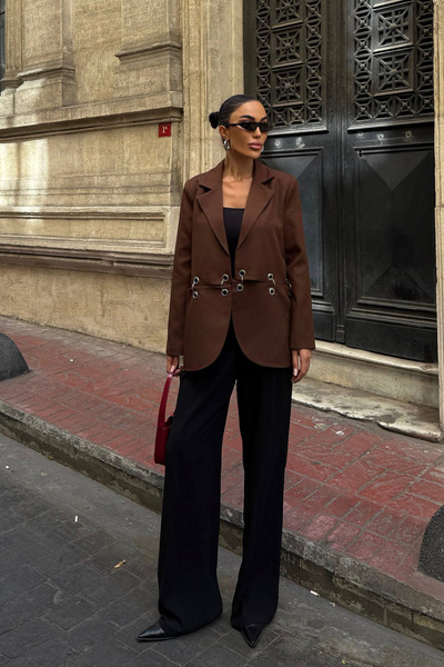 Ortaya Çık Блейзър с детайли от кафени пръстени