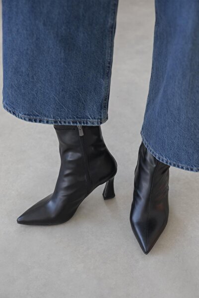 STRASWANS Черни дамски кожени ботуши на ток с пино Poppin