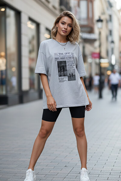 UNCİA OUTDOORS Tricou oversize unisex cu decolteu rotund, imprimat cu ziare d...