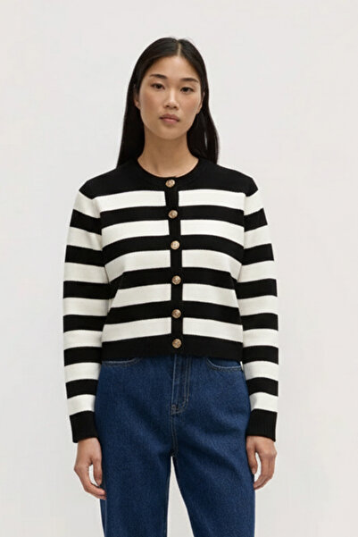 Eazy Co سترة تريكو نسائية من EazyStudio+ مخططة باللونين الأسود والأبيض بأزرار أساسية