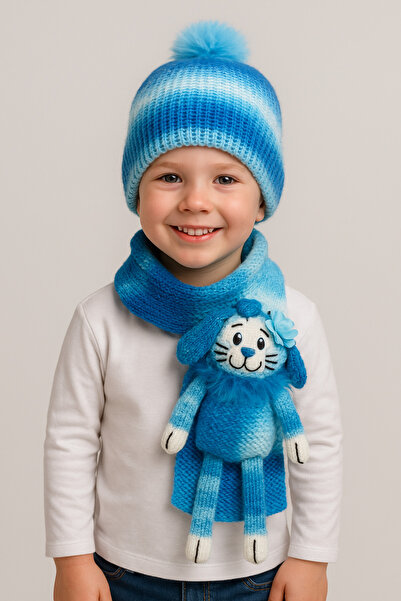 drt tasarım لعبة قطة أميغورومي مع وشاح وقبعة، مجمعة مع كرات زينة زرقاء وبيضاء