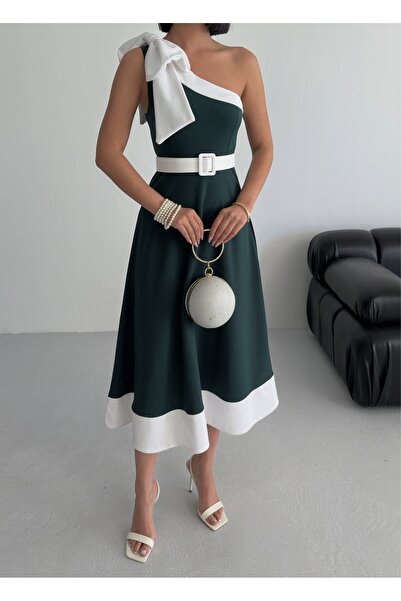 ALFUDO Moda Collection Tek Omuz Kemerli Kadın Midi Zümrüt Yeşil Abiye Elbise Fiyonk Detaylı Şık Tasarım