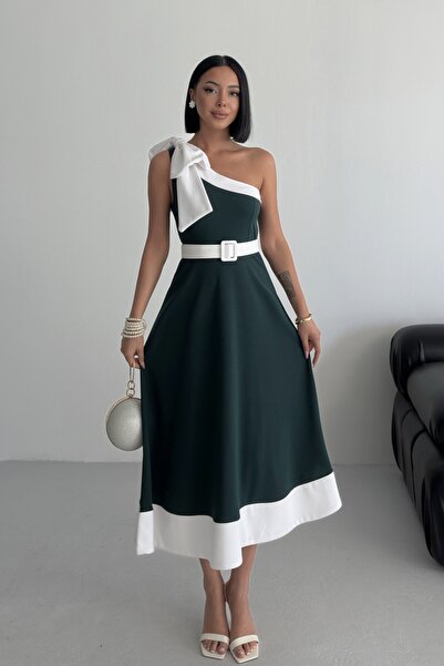 ALFUDO Moda Collection Tek Omuz Kemerli Kadın Midi Zümrüt Yeşil Abiye Elbise Fiyonk Detaylı Şık Tasarım