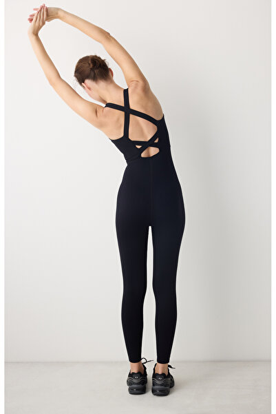 Penti Detailní sportovní kombinéza s černým křížem