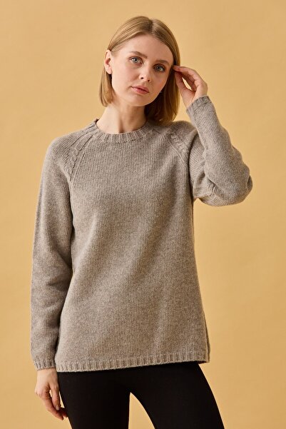 Desen Triko Γυναικείο πλεκτό μάλλινο πουλόβερ με λαιμόκοψη σε σχήμα O, με πλεξούδα στα χέρια, βιζόν