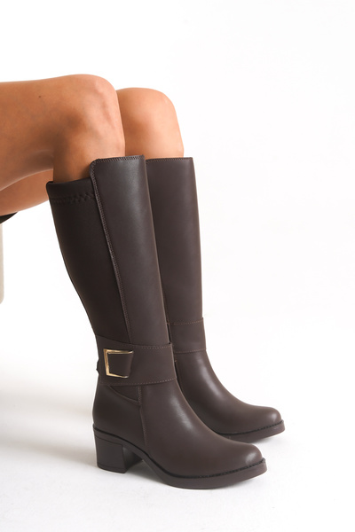 Limeo Bőrhatású, rugalmas hátú, vastag, közepesen magas sarkú, csatos, cipzáras barna hosszú csizma
