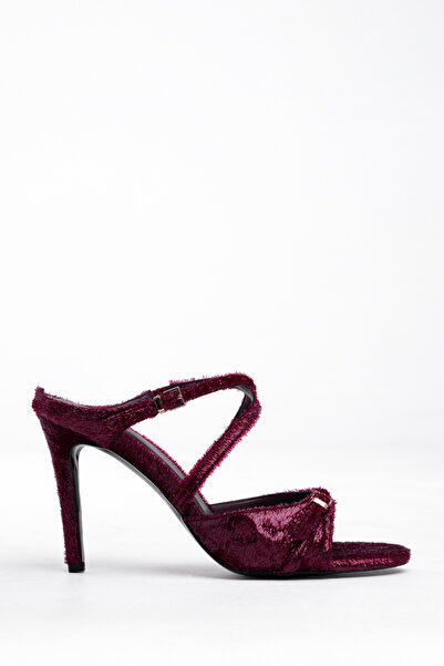 Tasarım Seria Velvet Noir – Pantofi de seară negri cu toc subțire, cu bandă încrucișată, textura lucioasă catifelată