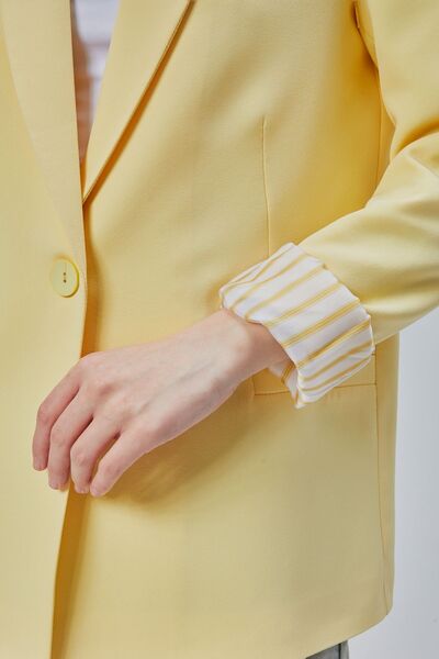 Bolivente Κίτρινο μπλέιζερ με διπλό γιακά και λεπτομέρεια με διπλό μανίκι, κανονικό μπλέιζερ με επένδυση