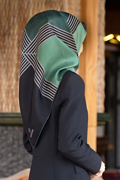 Vissona % 57 İPEK % 43 VİSKON Twill İpek Geometrik Desenli Petrol Yeşili Renkli 90x90 Eşarp Dikim Şekli : El