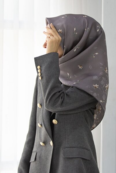 Vissona 57% ΜΕΤΑΞΩΤΟ 43% ΒΙΣΚΟΖΗ Μεταξωτό λουλουδάτο σχέδιο σε γκρι χρώμα 90x90 Φουλάρι Σχήμα ραπτικής: Ράψιμο στο χέρι