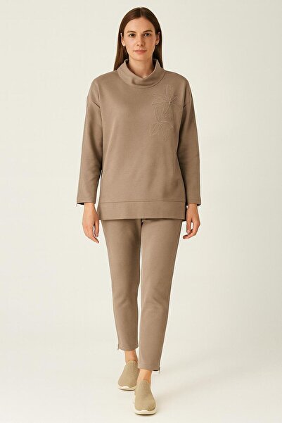 Moodbasic بدلة بياقة مستقيمة مع تفاصيل تطريز بالسلسلة 704-26K