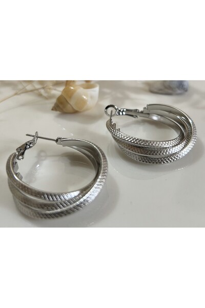 Butik أقراط SHAY – تصميم حلقة معدنية ملتوية – 3.5 سم – لون ذهبي أو فضي – إغلا...