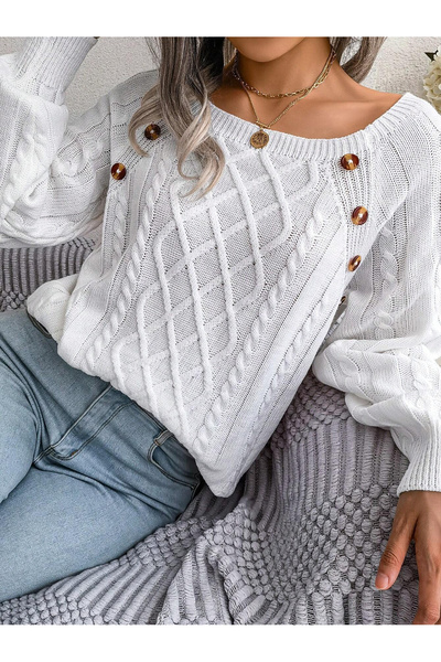 AQE FASHION Kadın Kayık Yaka Saç Örgü Desenli Düğme Detaylı Beyaz Triko Kazak