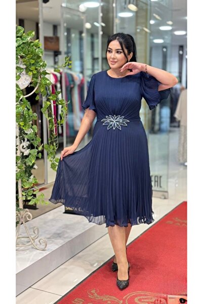 live forever Büyük Beden Pileli Şifon Abiye Elbise – Volan Kol, Midi Boy, Broş Detaylı