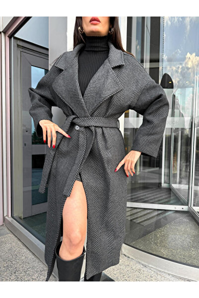 manana fashion Antracitový kabát s dlouhým páskem a rybím vzorem