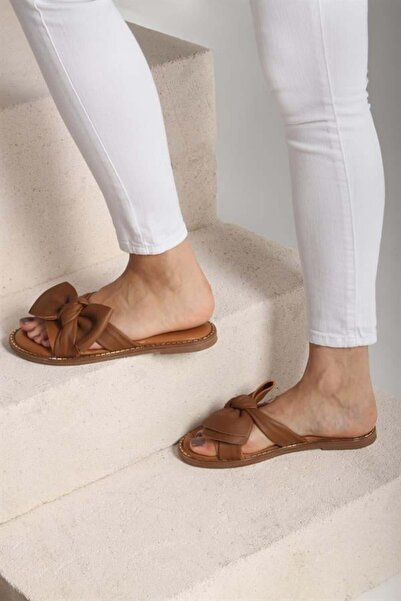 Majensia 131702 شبشب بتفاصيل فيونكة من الجلد الطبيعي بلون تان