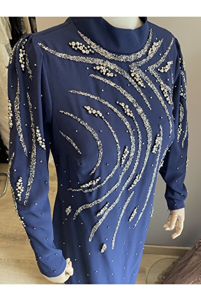 Hürrem Aldinç KREP KUMAŞ BÜYÜK BEDEN İŞLEMELİ ANNE ABİYESİ – ŞIK DAVET ELBİSESİ