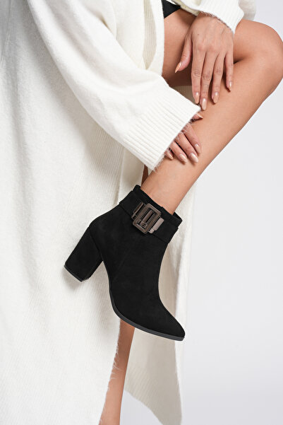 TOPUK Simley Siyah Süet Tokalı Sivri Burunlu Kalın Topuklu Bot