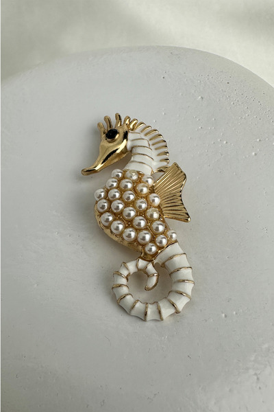 Modex Altın Rengi İnci Detaylı Deniz Atı Broş (5cm)