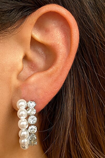 TAKIŞTIR أقراط فضية اللون مزينة باللؤلؤ (زوج)