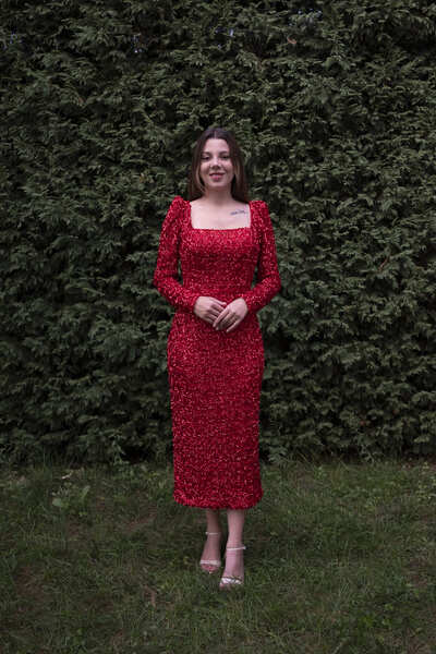 Seri Kollu Geniş Payet İşlemeli Kare Yaka Midi Boy Abiye Elbise – Arkadan Yırtmaçlı Şık Model