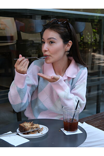 Butik Una Fiaba - Πλεκτό πουλόβερ με γιακά πόλο για γυναίκες με ροζ απαλή υφή...