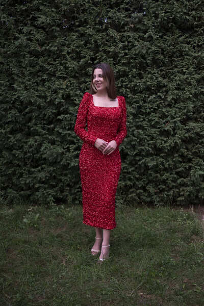 Seri Kollu Geniş Payet İşlemeli Kare Yaka Midi Boy Abiye Elbise – Arkadan Yırtmaçlı Şık Model